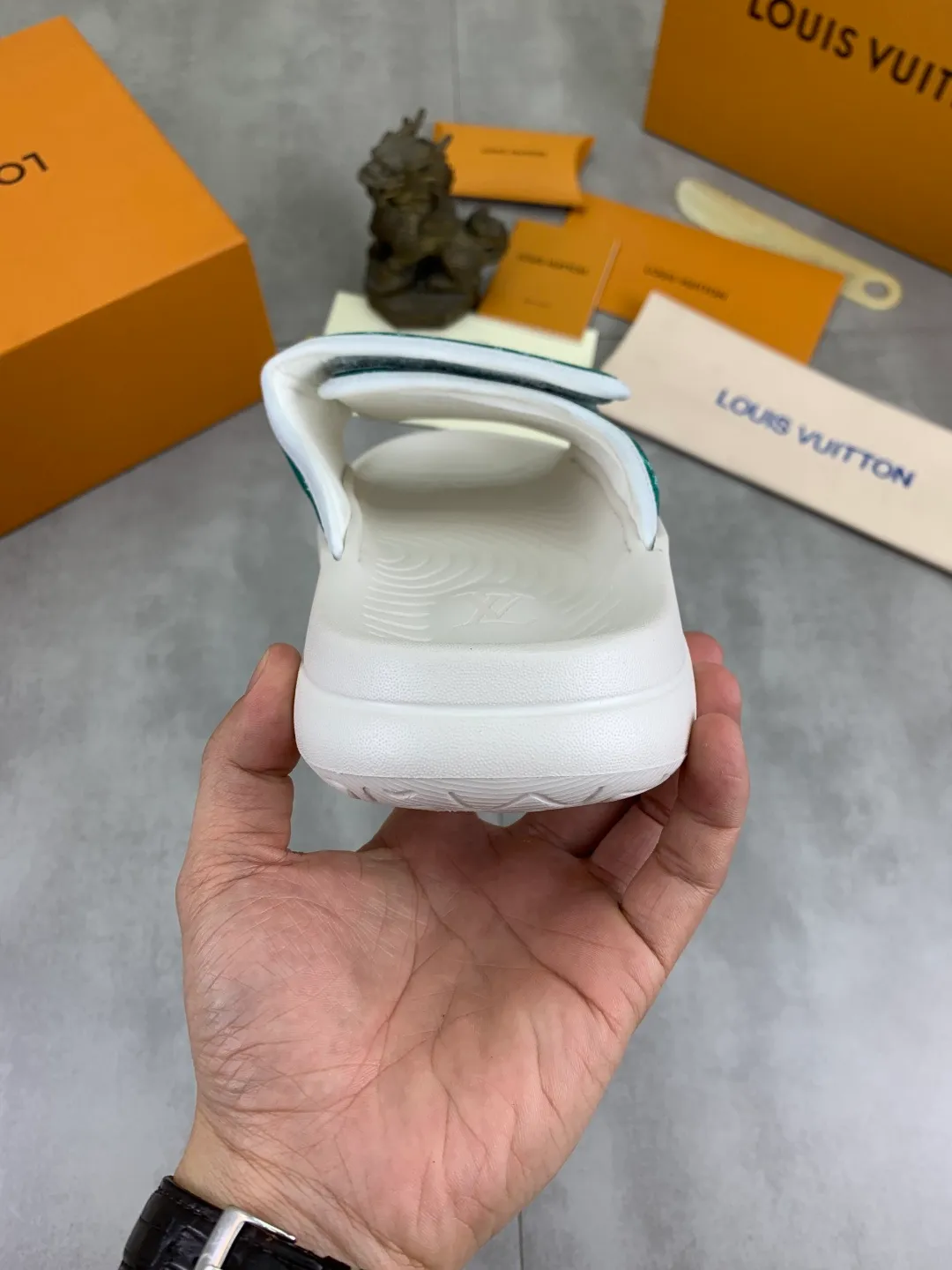 Men's shoes 💰P320💰【New style】🆘 Original quality 【LOUIS VUITTON】The popular Louis Vuitton LV men's slippers on the official website are on sale simultaneously! Original fabric imported from Italy. Original bottom provided by the original factory. Number of yards: 38-44 (customized to 45). Multiple colors to choose from. Fully packaged drawer box.